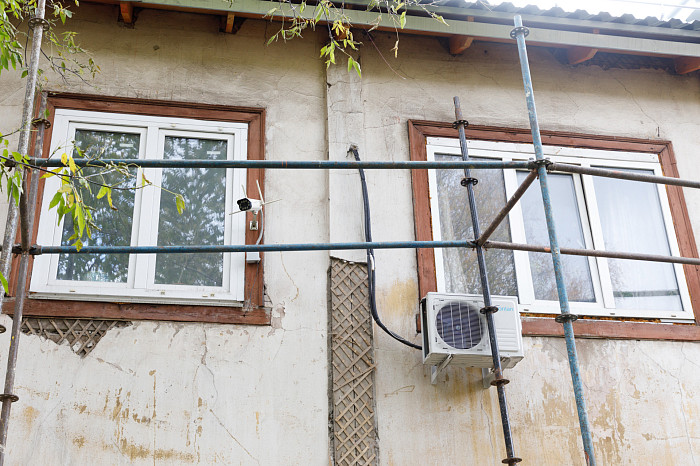 «Все это рухнет людям на голову»: Почему 70-летний разваливающийся деревянный дом по улице Шухова в Туле до сих пор не могут признать аварийным