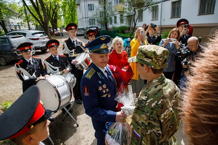 Тульские кадеты и студенты поздравили ветерана Великой Отечественной войны с наступающим Днем Победы