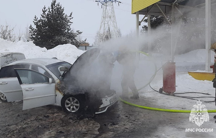 Пожарные потушили горевший автомобиль в Туле