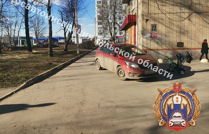 ﻿В Новомосковске Kia наехала на детскую коляску с ребенком внутри