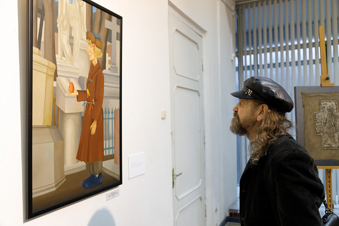 Таинственные маски и средневековые мотивы: в Туле открылась выставка художника Александра Майорова