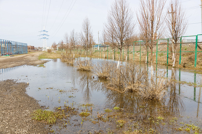 Пролетарская набережная Тулы после «большой воды»: грязь, мусор, коряги – уборка уже идет