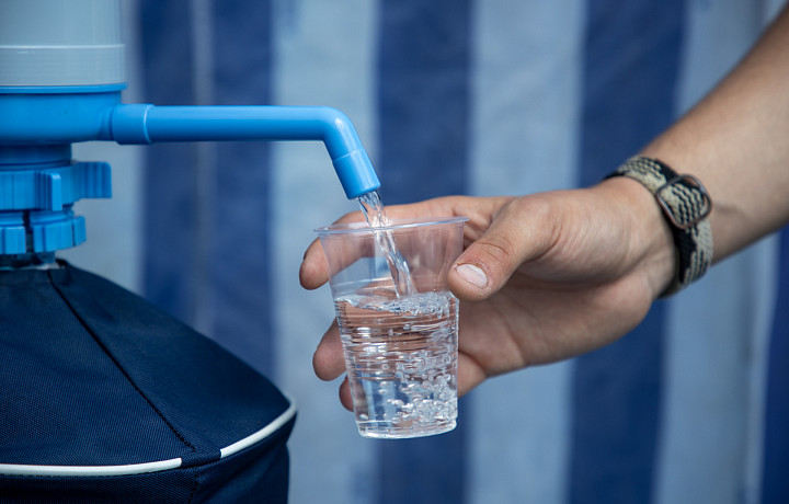 Врач рассказал, можно ли пить холодные напитки