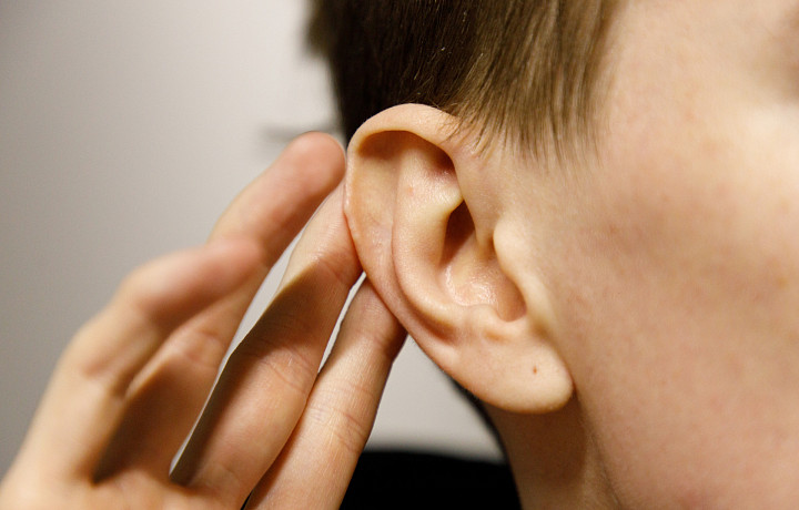 Как защитить уши в ветреную погоду и что нельзя делать при боли в них – советы врача