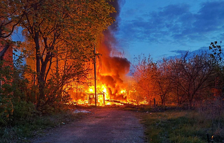 В Новомосковске ночью загорелись заброшенные сараи