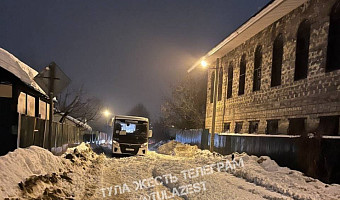 Очевидцы: на улице Газовой в Туле сошедший с крыши снег перекрыл дорогу транспорту