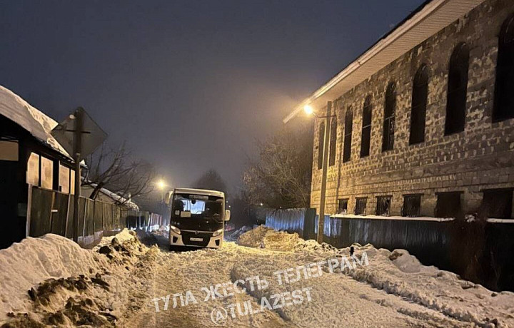 Очевидцы: на улице Газовой в Туле сошедший с крыши снег перекрыл дорогу транспорту