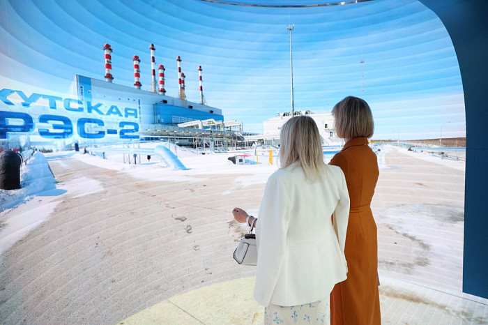 Люди, машины, роскошь: яркие фото третьего дня ПМЭФ-2024