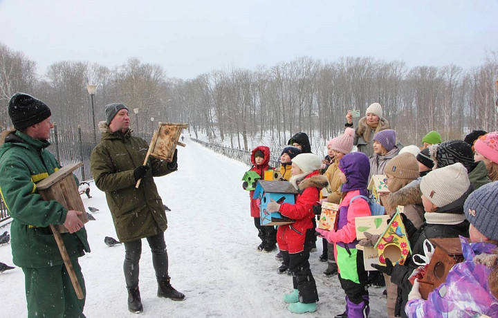 Юные туляки изготовили 50 кормушек и скворечников для зимующих птиц