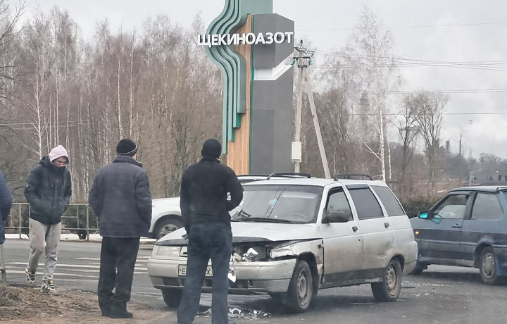 На выезде из Щекино произошло ДТП с участием двух легковушек