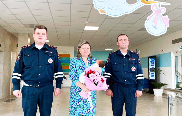 В Туле инспекторы ДПС помогли оперативно доставить беременную женщину в роддом