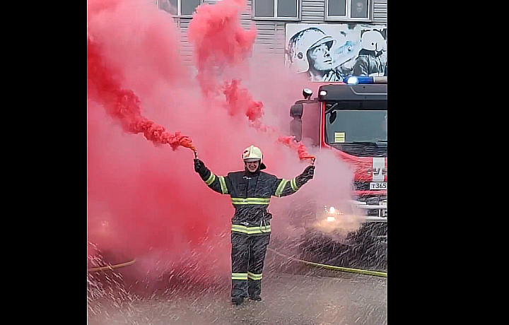 В Туле трех сотрудников МЧС окатили водой из шланга перед выходом на пенсию