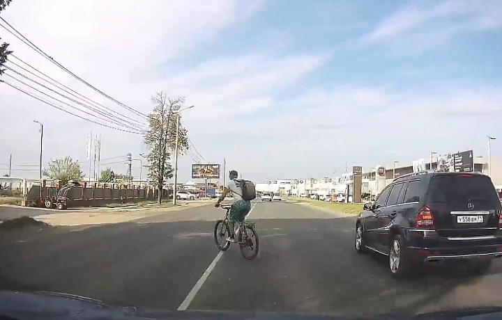 В Туле велосипедист чуть не попал под машину