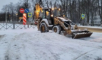 В Новомосковске в усиленном режиме устраняют последствия снегопада