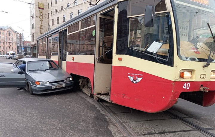 На улице Советской в Туле произошло ДТП с участием трамвая и легковушки