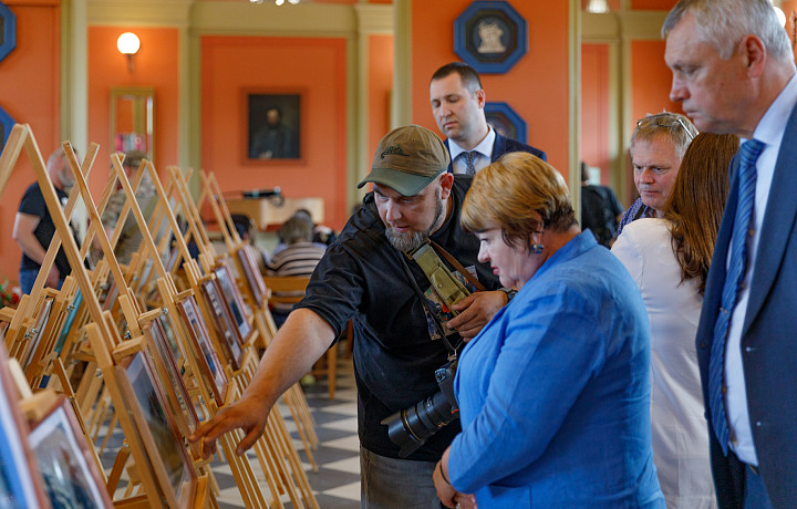 В Щекино открылась фотовыставка «За ленточкой»