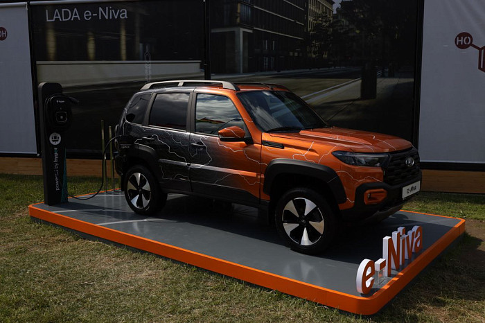 Люди, машины, роскошь: яркие фото третьего дня ПМЭФ-2024