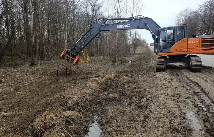 Месячник чистоты: дорожники обновляют остановки и расчищают обочины