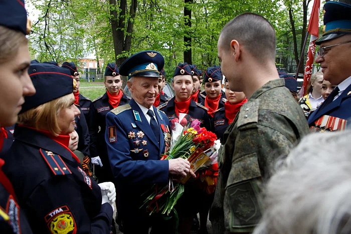 Тульские кадеты и студенты поздравили ветерана Великой Отечественной войны с наступающим Днем Победы