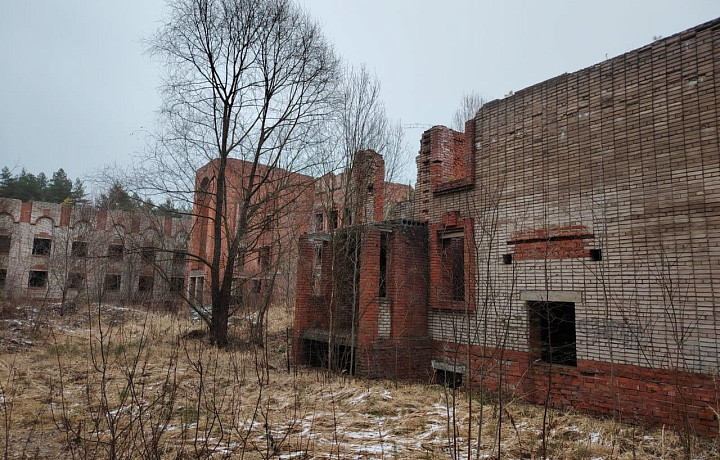 В Алексине за 82 млн рублей снесут недостроенный дом для пожилых и инвалидов