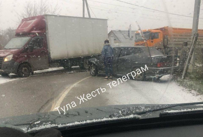 В Тульской области из-за снега столкнулись грузовая ГАЗель и легковой автомобиль