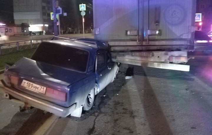 Водитель «ВАЗ-2107» отказался от теста на алкоголь после ДТП с фурой в Туле: пострадала девушка