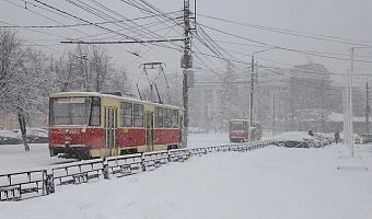 На улице Михеева в Туле водители паркуются прямо на трамвайных путях