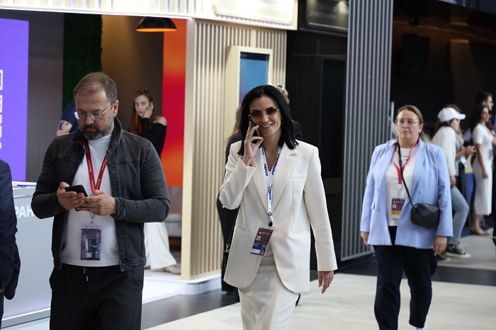 Люди, машины, роскошь: яркие фото третьего дня ПМЭФ-2024