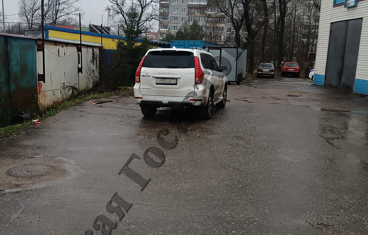 В одном из дворов на улице Болотова в Алексине сбили женщину