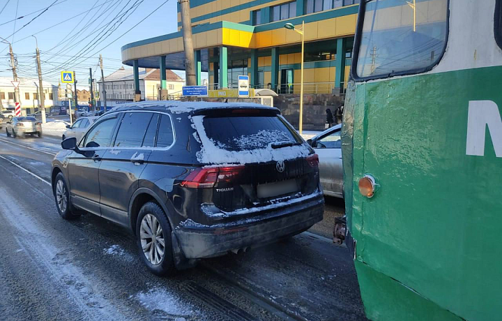 На пересечении улиц Епифанской и Пролетарской в Туле столкнулись трамвай и Volkswagen Tiguan