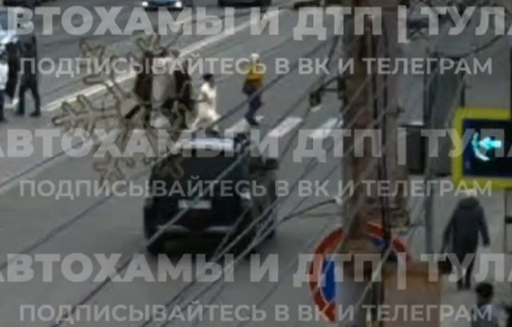 Момент утреннего ДТП с Mitsubishi и пешеходами на улице Советской в Туле попал на видео