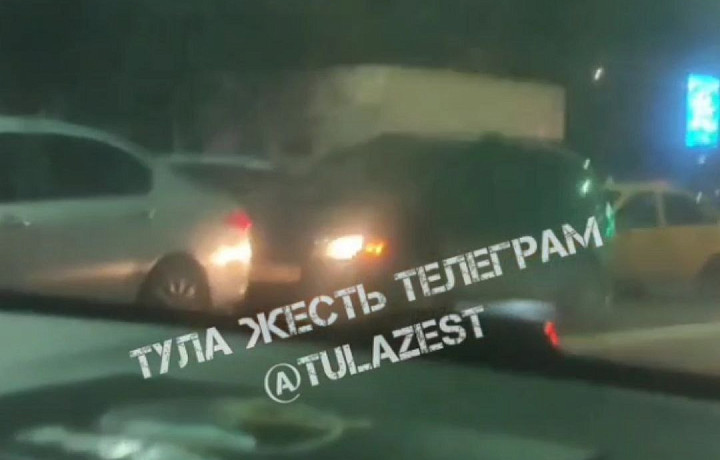 Шесть машин столкнулись у Октябрьского сквера в Туле, движение затруднено