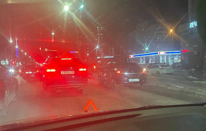 Сломавшаяся иномарка собрала пробку на проспекте Ленина в Туле