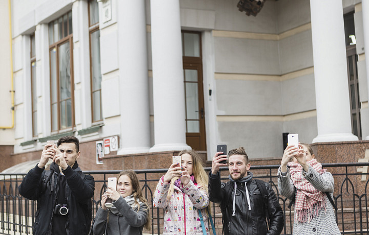 Я не стукач, но форму доклада знаю: в каких случаях можно и даже нужно выкладывать в интернет фото посторонних людей без их согласия
