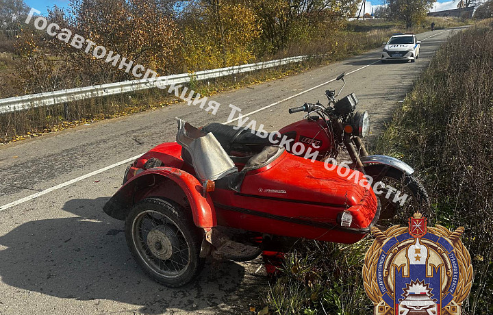 ﻿В Алексине мотоциклиста госпитализировали после опрокидывания