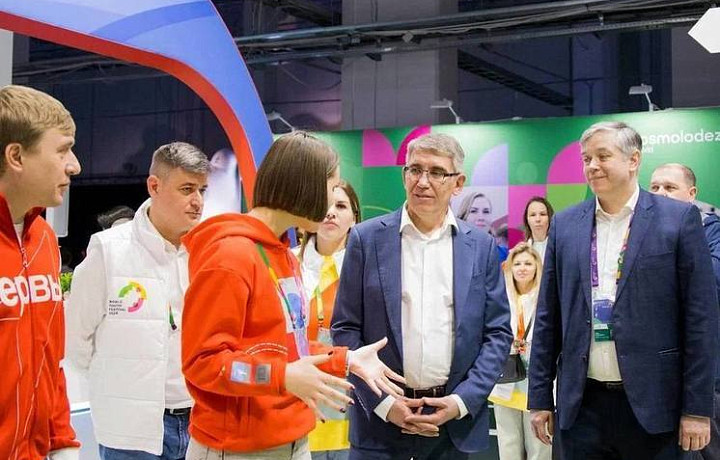 Алексей Дюмин передал книгу Льва Толстого в книгохранилище «Сириуса»