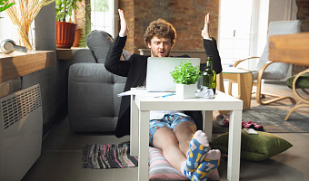 «Купи тяжелое одеяло и плачь по расписанию»: пять странных советов от психолога, которые работают