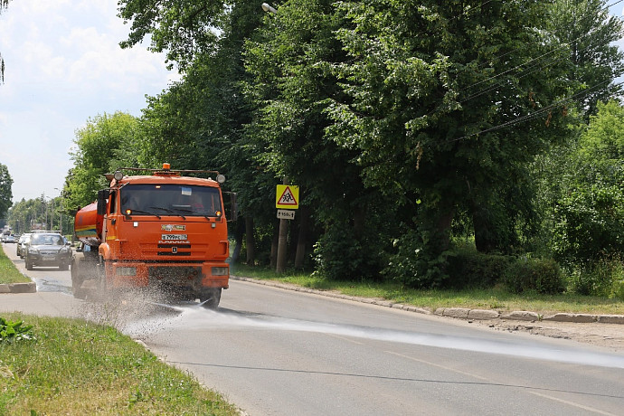 В Новомосковске продолжили поливать дороги в усиленном режиме из-за жары
