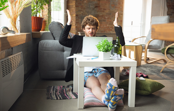 «Купи тяжелое одеяло и плачь по расписанию»: пять странных советов от психолога, которые работают