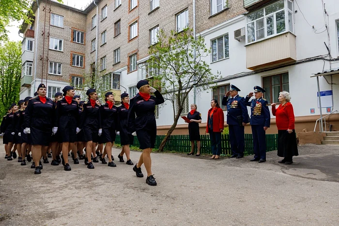 Тульские кадеты и студенты поздравили ветерана Великой Отечественной войны с наступающим Днем Победы