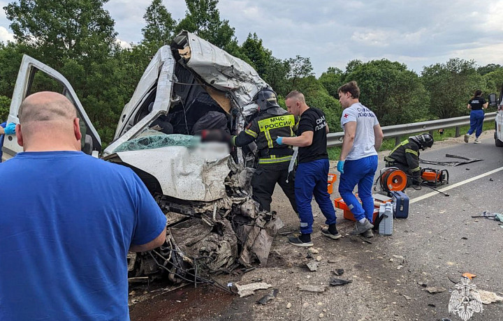 На трассе М-2 «Крым» в Туле столкнулись автобус, грузовик и фургон – движение частично затруднено