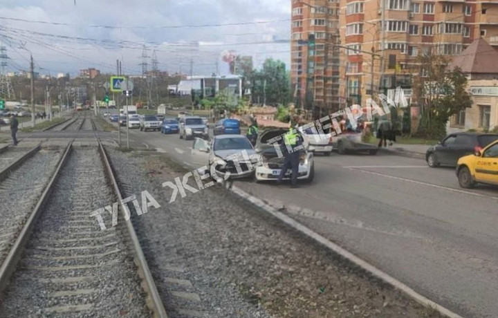 На улице Металлургов в Туле произошло ДТП с участием иномарки и экипажа ДПС