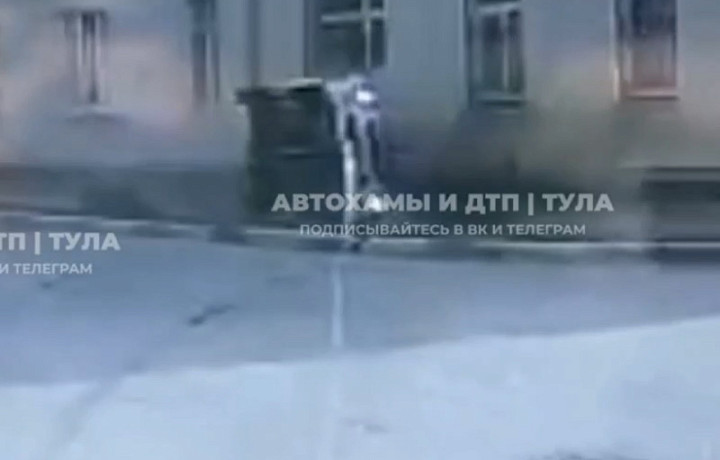 Момент ДТП с вылетом в дом на улице Михеева в Туле попал на видео