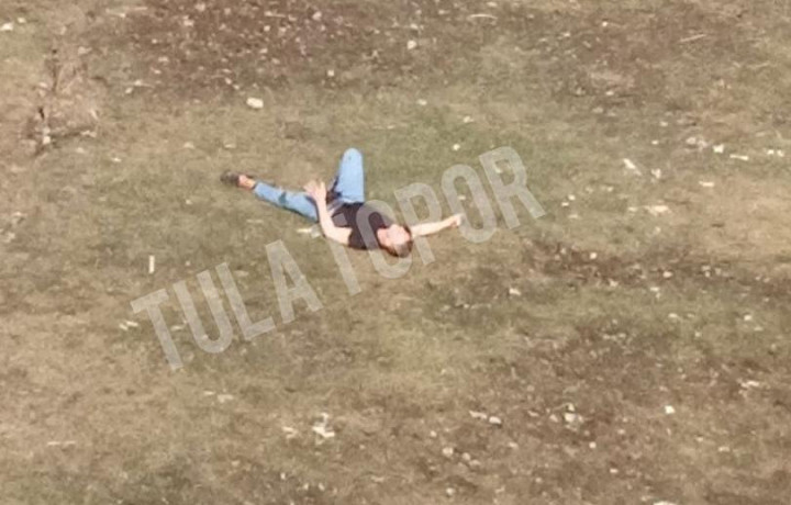 Туляк разрезал себе пах во дворе одного из домов на улице Кауля