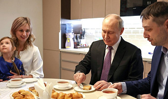 «Подарила зайчика на победу»: Владимир Путин посетил семью тульских медиков