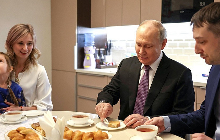 «Подарила зайчика на победу»: Владимир Путин посетил семью тульских медиков