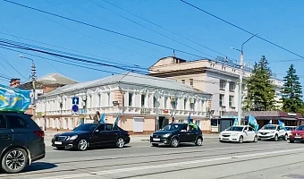 В Туле десятки автомобилей проехали колонной по центру города в честь Дня ВДВ