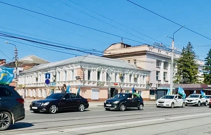 В Туле десятки автомобилей проехали колонной по центру города в честь Дня ВДВ