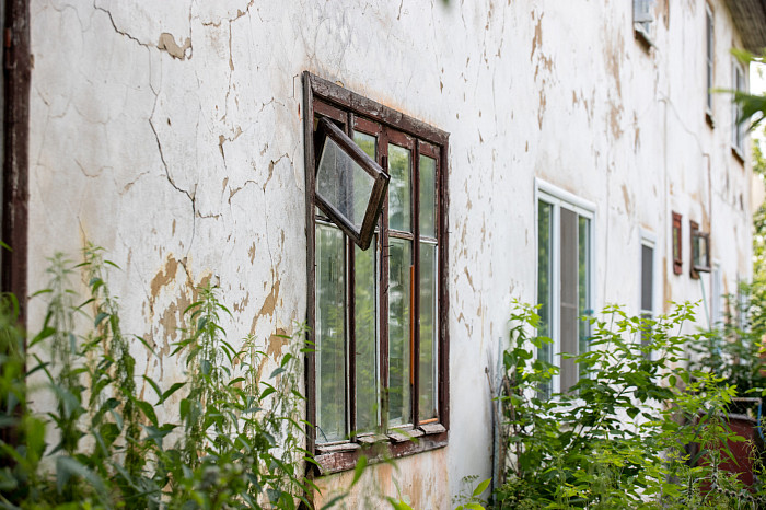 «Дыры в стенах закрываем куртками»: как жители аварийного дома в Щекинском районе пять лет ждут расселения