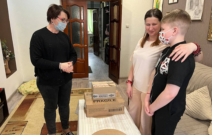 Дмитрий Миляев передал трем тульским семьям лечебное питание